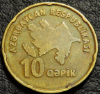 10 гяпиков 2006. Азербайджан. VF. На фото образец.
Монета Азербайджана 10 гяпиков 2006 года из стали с латунным покрытием. От монеты 2021 года отличается отсутствием года под картой и герба над картой.